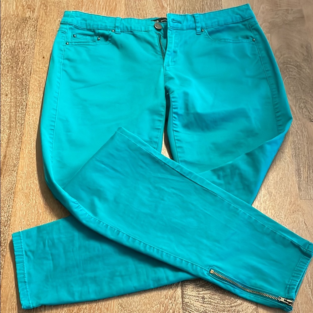 Turquoise Ankle Cropped Jeans with Slim Fit and Zipper Detail